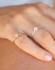 Ring mit Edelstein, silbern mit weisser Achat