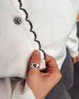 Cardigan ecru mit scharzen Rändern, One Size