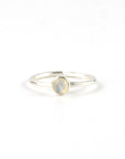 Ring mit Edelstein, silbern mit weisser Achat