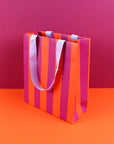 Geschenktasche gestreift violett/koralle/flieder, 18x8x21 cm