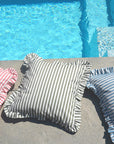 Outdoor-Kissenhülle Millie Ruffle gestreift grün, 50 x 50 cm