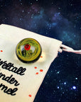 Weltall-Wundermurmel im Stoffbeutel mit Stick, grün mit Milchstrasse und Planet