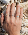 Ring mit Edelstein, silbern mit weisser Achat