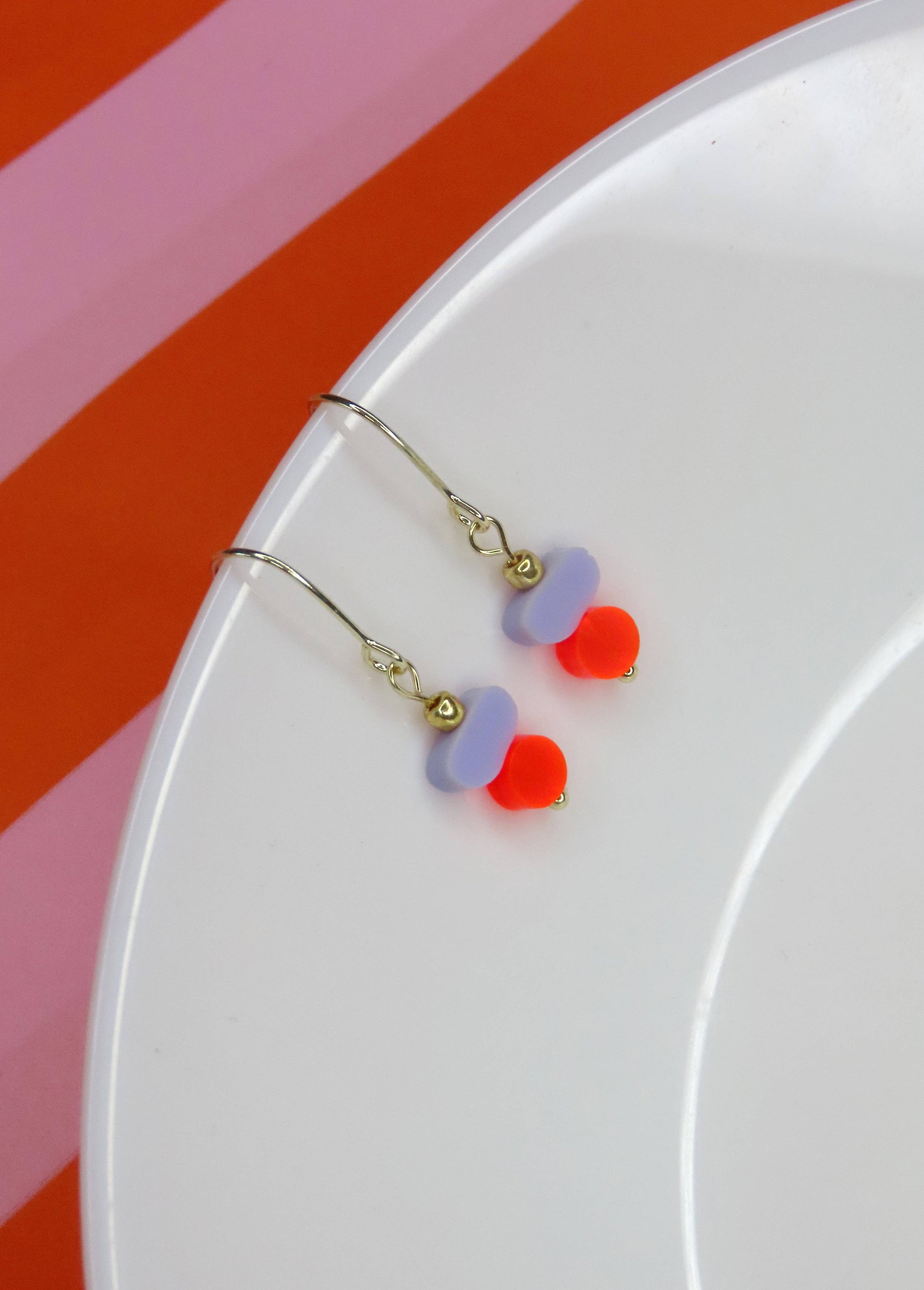 Ohrringe Color Treats, neon-flieder mit gold Elementen