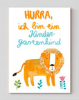Postkarte Kindergartenkind mit Löwe