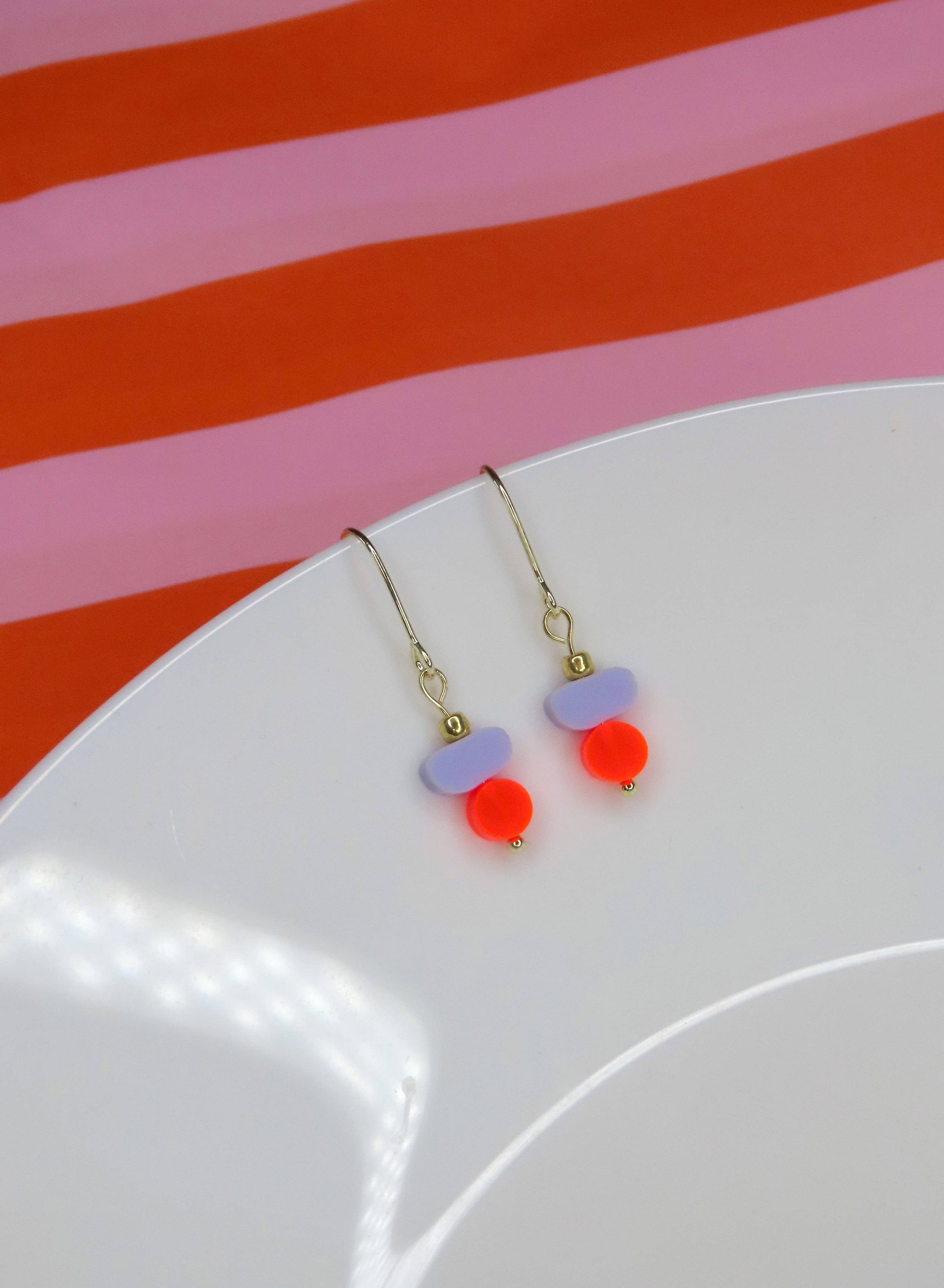 Ohrringe Color Treats, neon-flieder mit gold Elementen