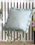 Outdoor-Kissenhülle Millie Ruffle gestreift blau, 50 x 50 cm