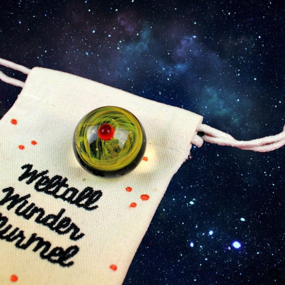 Weltall-Wundermurmel im Stoffbeutel mit Stick, grün mit Milchstrasse und Planet