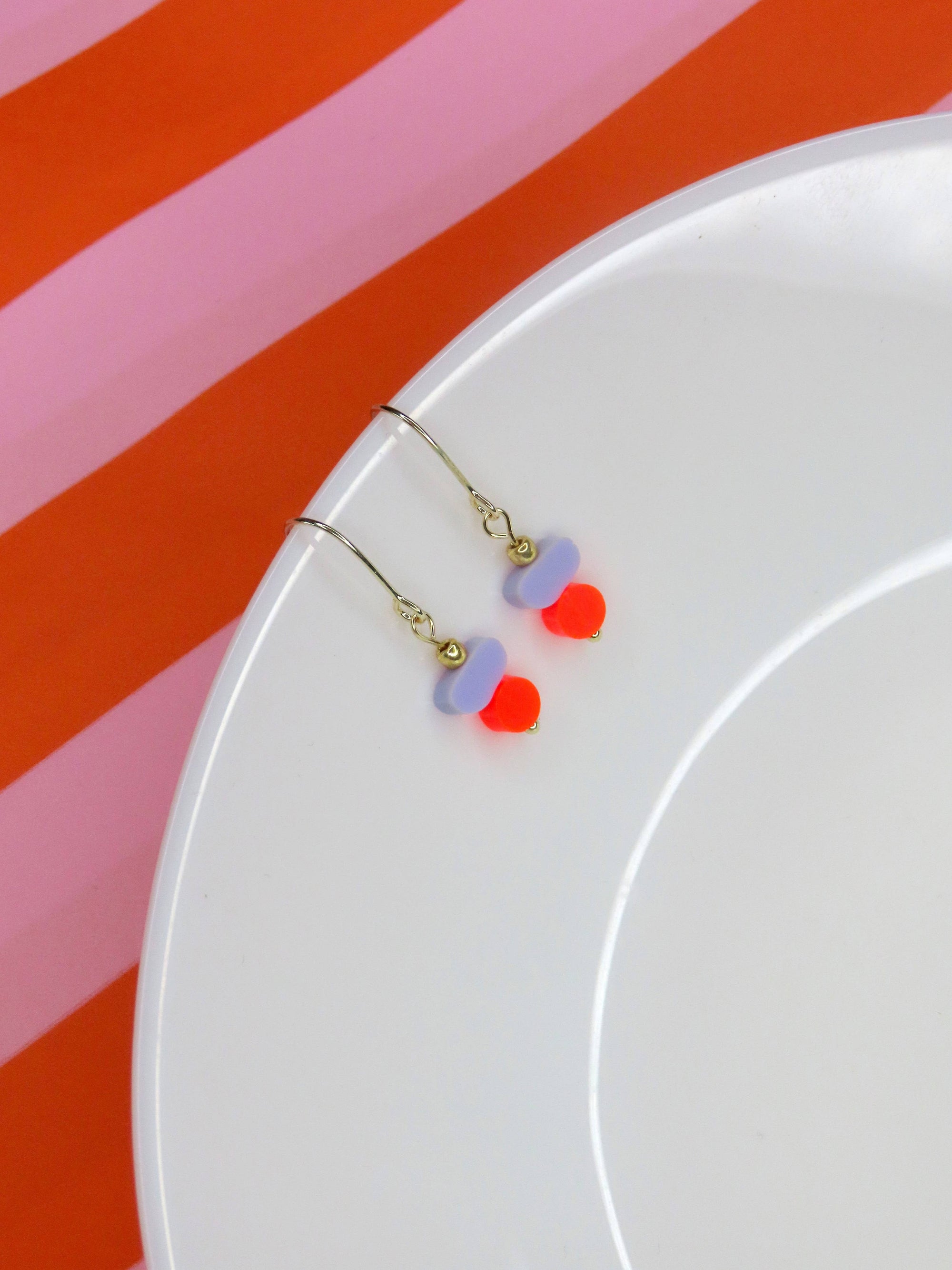 Ohrringe Color Treats, neon-flieder mit gold Elementen