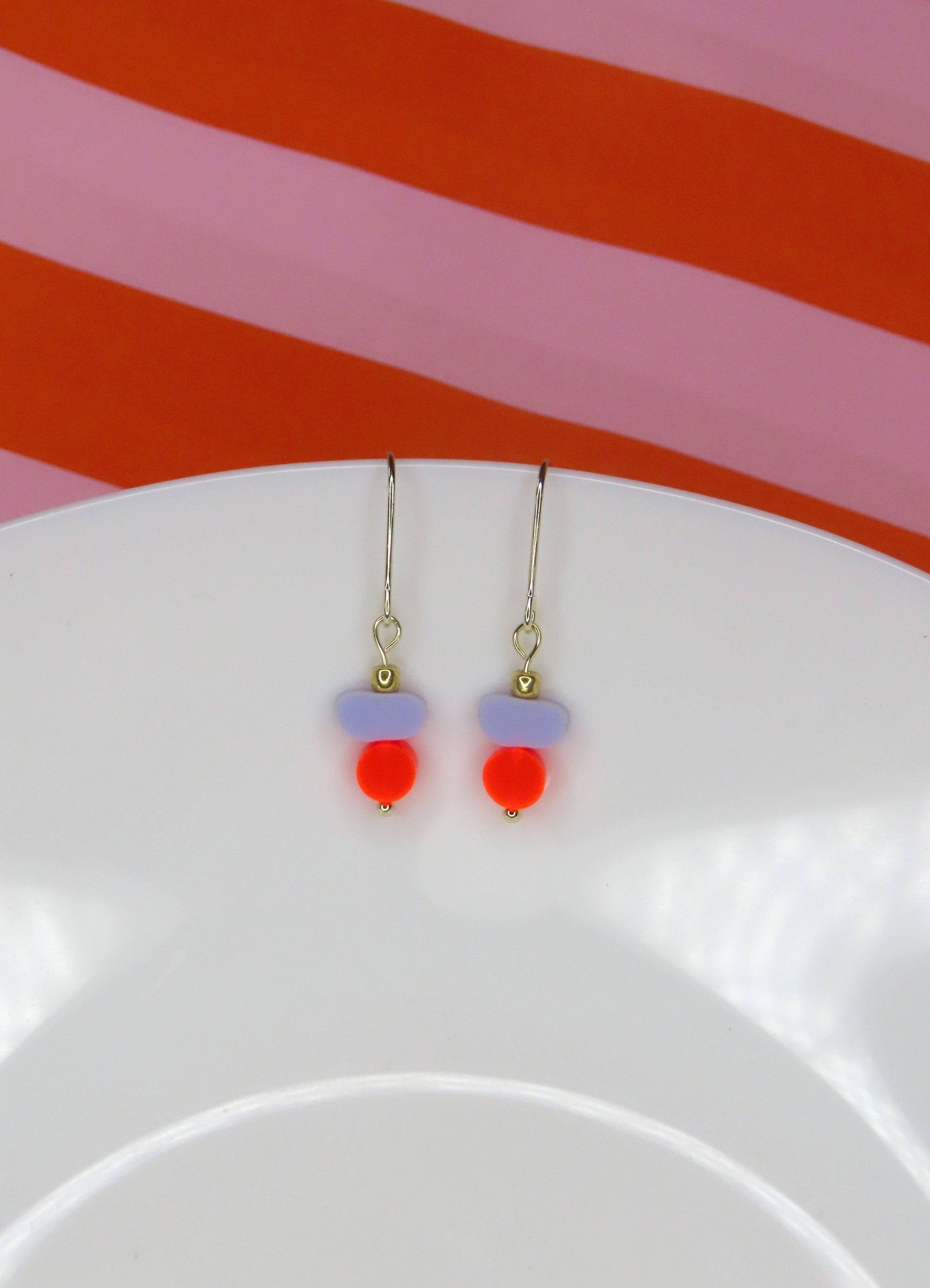 Ohrringe Color Treats, neon-flieder mit gold Elementen
