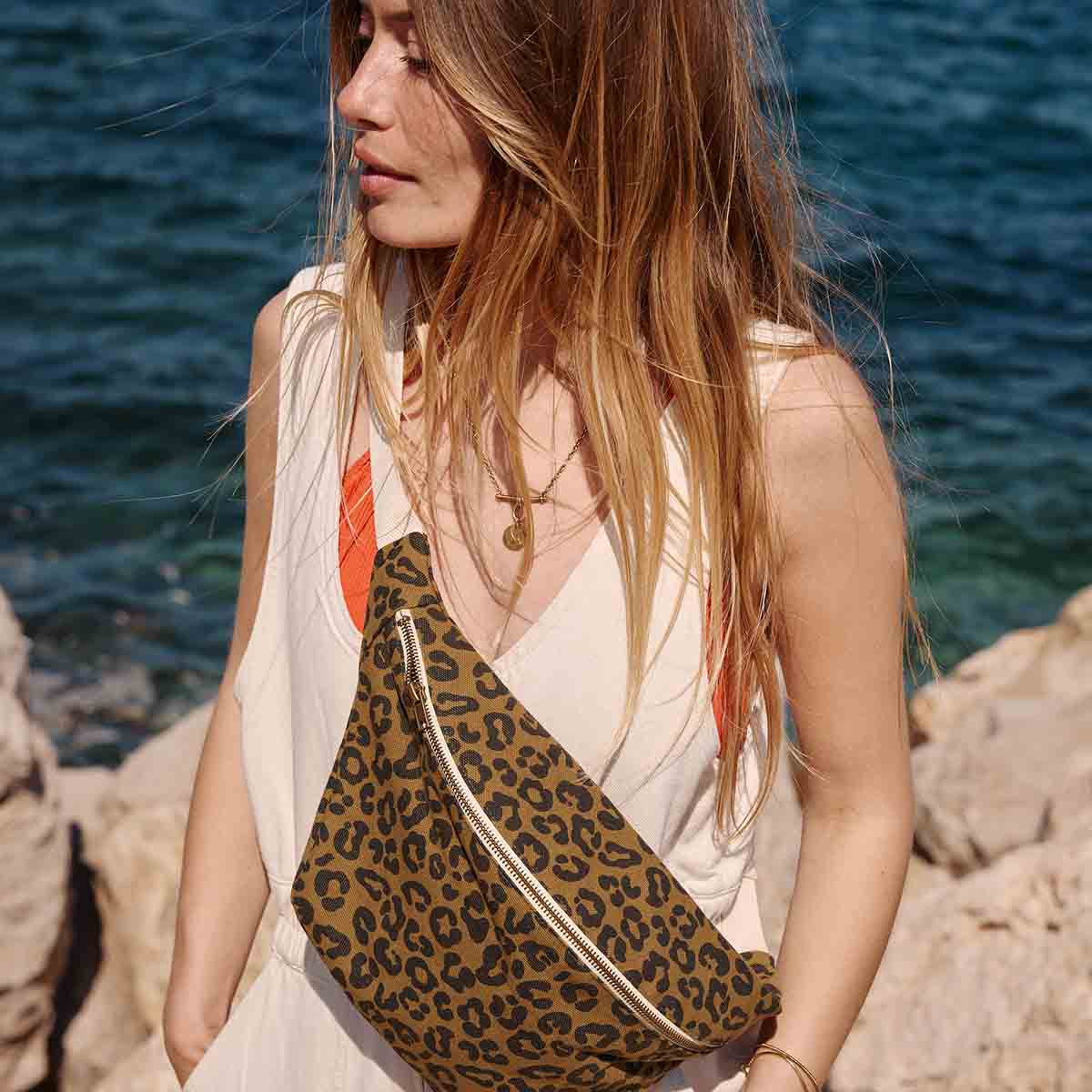 Gürteltasche mit Leopardenmuster oliv-schwarz