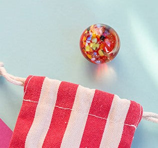 Murmel "du bist einzigartig" im Stoffbeutel mit Stick, dunkelrot